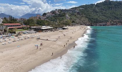 Alanya'ya yaz erken geldi: Havayı gören denize koştu