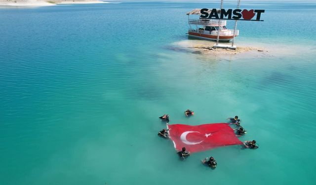 Dalgıçlar, Atatürk Baraj Gölü'nde dev Türk Bayrağı açtı