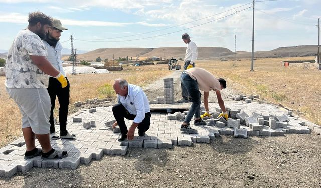 Akyaka’da köy içi yollar kilit parke taş döşeniyor