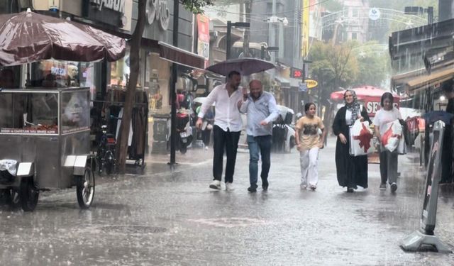 Bandırma'da sağanak yağış etkili oldu