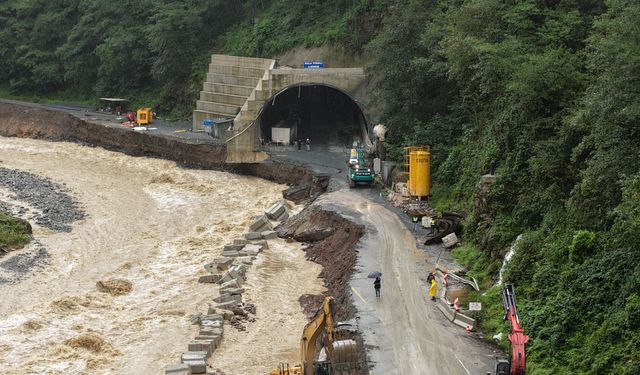 Heyelanla yıkılan Ayder yolu X bloklarla onarılıyor
