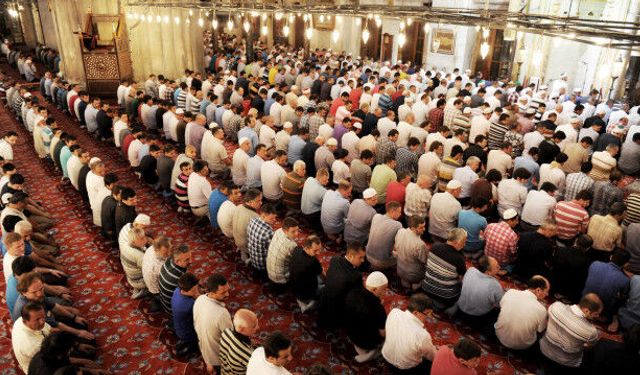 17 Nisan 2026 Cuma namazı saatleri: İstanbul, Ankara, İzmir, Bursa, Adana’da bugün cuma saat kaçta?