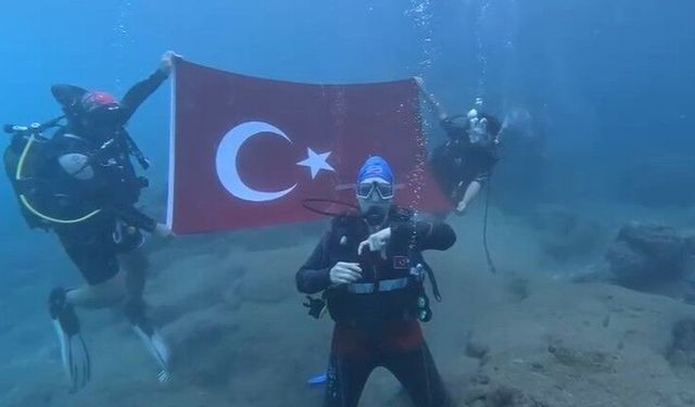 Denizin altında işaret diliyle İstiklal Marşı'nı okudular