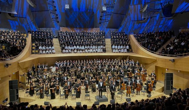 CSO 200. yılında "Carmina Burana" söyledi