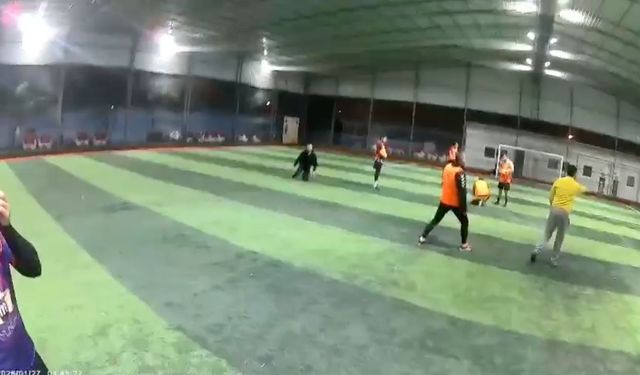 Halı sahada maç yaparken neye uğradıklarını şaşırdılar!