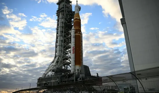 NASA Artemis II roketini hangara çekiyor