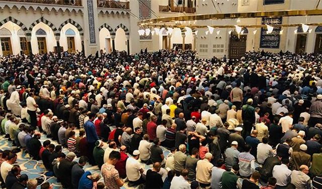 2026 teravih namazı saat kaçta? İstanbul, Ankara, İzmir ve Bursa’da İlk teravihi saati ne zaman?