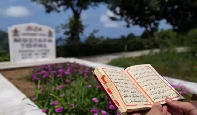 Kabir ziyaretinde okunacak dualar: Mezarlıkta hangi dualar okunur? İşte ölmüşlerimizin ruhuna okunan dua ve sureler