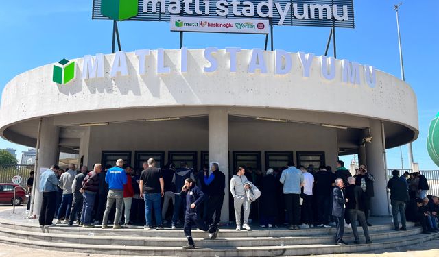 Bursaspor'da 'kombine' mesaisi... Yeni sezon için kilometrelerce kuyruk oluştu!
