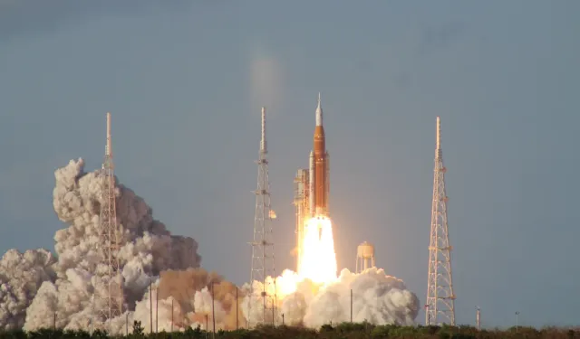 İnsanlık 54 yıl sonra yeniden Ay yolunda: Artemis II görevi başladı