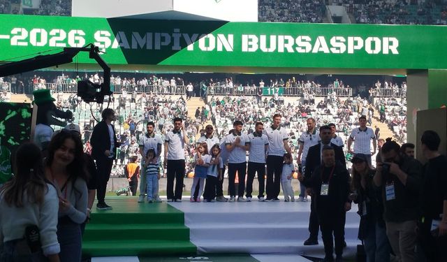 Şampiyon Bursaspor kupasına kavuştu... Başkan Enes Çelik ateşi yaktı: 'Asıl kutlama seneye!'