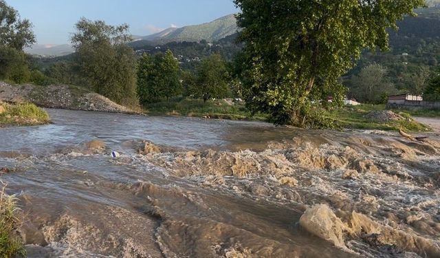 Yıldırım'da dere taştı köprü çöktü