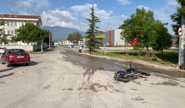 İnegöl’de otomobil ile motosiklet çarpıştı: 1’i ağır 5 yaralı