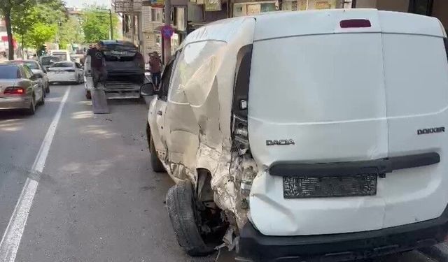 Bursa'da ortalık savaş alanına döndü: 6 araca çarptı...