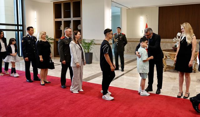 KKTC Cumhurbaşkanı Tufan Erhürman vatandaşlarla bayramlaştı