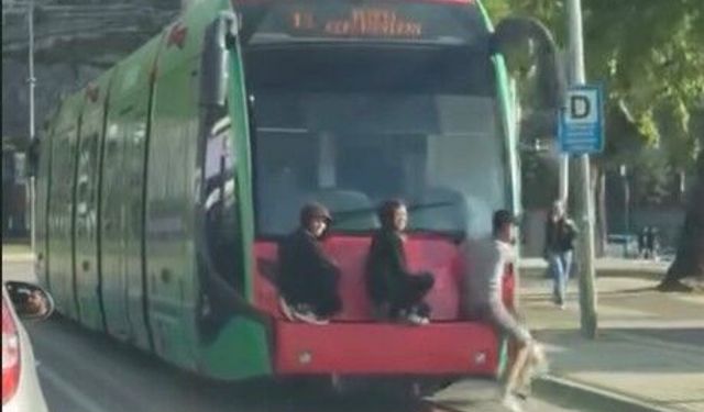 Bursa’da tramvay arkasında tehlikeli yolculuk