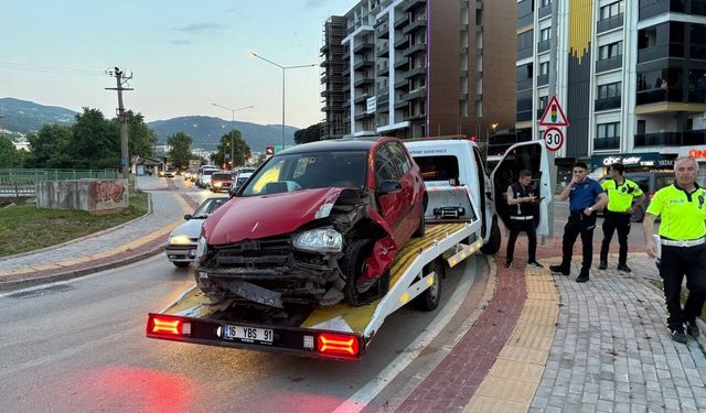 Bursa'da direksiyon hakimiyetini kaybeden sürücü yaralandı