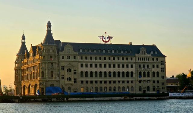 Haydarpaşa'da iskeleler kalktı, tarihi siluetteki yerini aldı