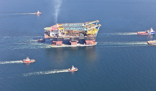 Dünyanın 3'üncü büyük ağır kaldırma vinci Çanakkale Boğazı'ndan geçti