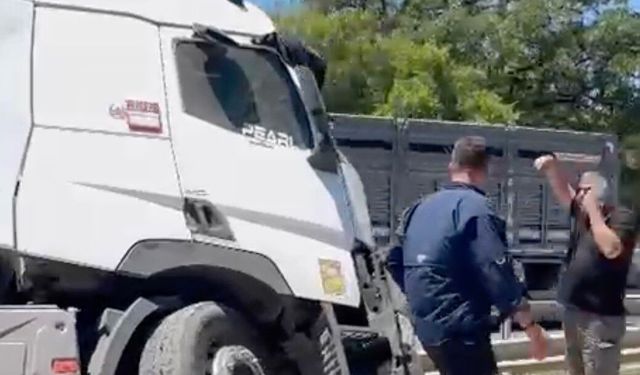 Karacabey’de ön lastiği patlayan tır refüje girdi