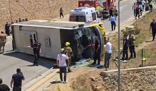 İnegöl'de özel halk otobüsü devrildi sürücü yaralandı