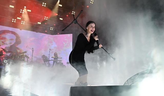 Şebnem Ferah 6 yıl aradan sonra İzmir'de konser verdi