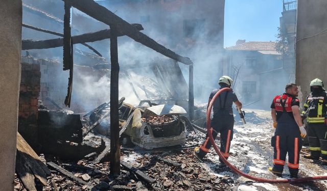 Kütahya'da yangın; 3 ev kısmen, 2 araç tamamen yandı