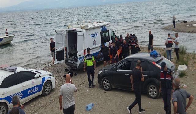 İznik Gölü'nde kaybolan 2 gencin cansız bedenine ulaşıldı