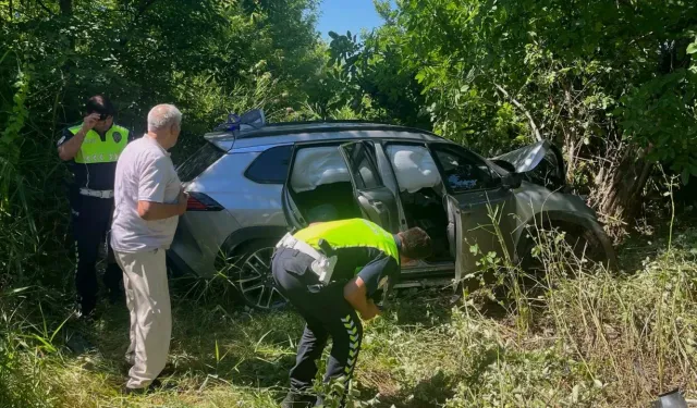 Bursa'da lastiği patlayan araç şarampole uçtu! Yaralılar var...