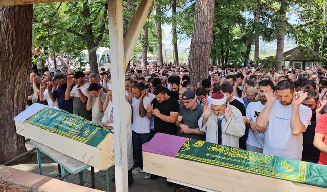 Yalova'da aynı motosiklette can veren anne-baba gözyaşlarıyla uğurlandı