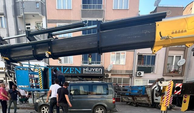 Bursa'da yük asansörü minibüsün üzerine böyle devrildi