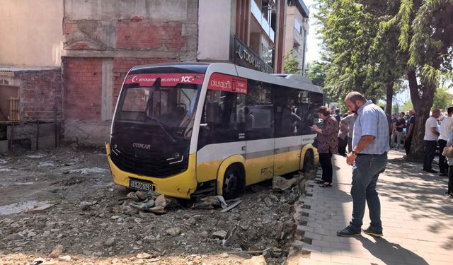 Bursa'da minibüs iş yerine çarptıktan sonra boş arsaya uçtu