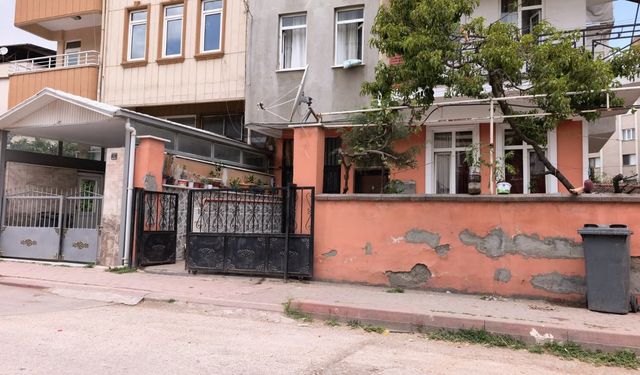 Bursa'da sürgülü demir kapının altında kalan 3 yaşındaki çocuk ağır yaralandı