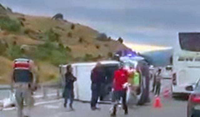 Facia teğet geçti: Devrilen minibüste 6'sı çocuk 16 kişi yaralandı