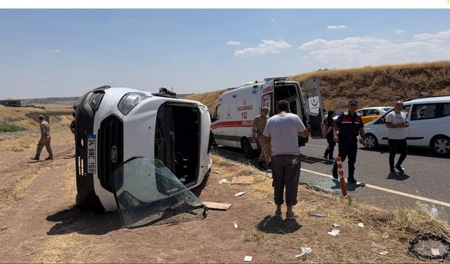 Diyarbakır’da öğrenci servisi ile otomobil çarpıştı: 19 yaralı