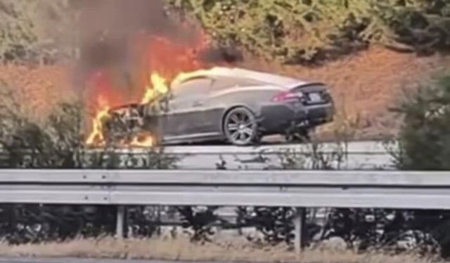 Bursa'da otomobil, seyir halindeyken alevlere teslim oldu