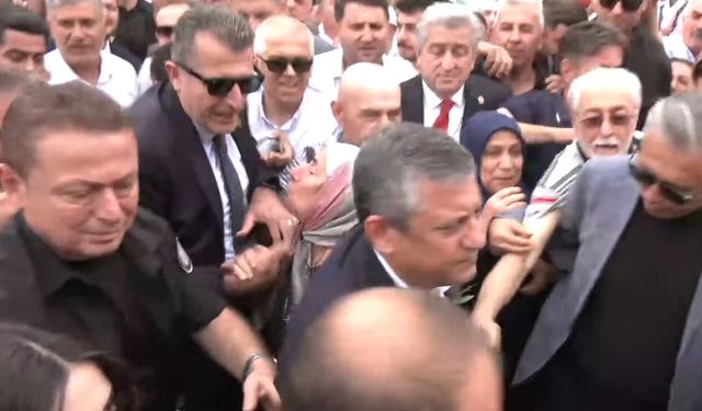 Özgür Özel, cuma namazı çıkışı yürümekte zorlandı!