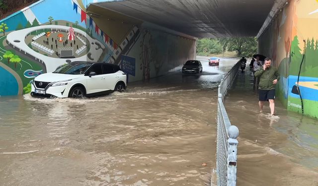 Kocaeli'de sağanak yağış... Alt geçit suyla doldu!