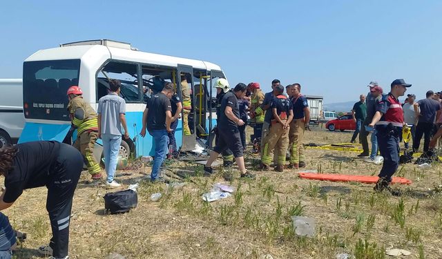 Manisa'da minibüsler çarpıştı: 1 ölü, 11 yaralı