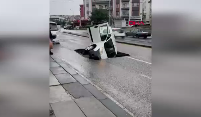 Göle dönen cadde çöktü, ticari araç çukura gömüldü!