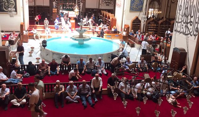 Bursa Ulu Camii'de ibadet ve ziyaretçi yoğunluğu