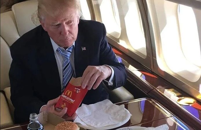 Trump'ın fast-food sevdası bitmiyor! NATO Zirvesi'ne hamburger yiyerek geldi...