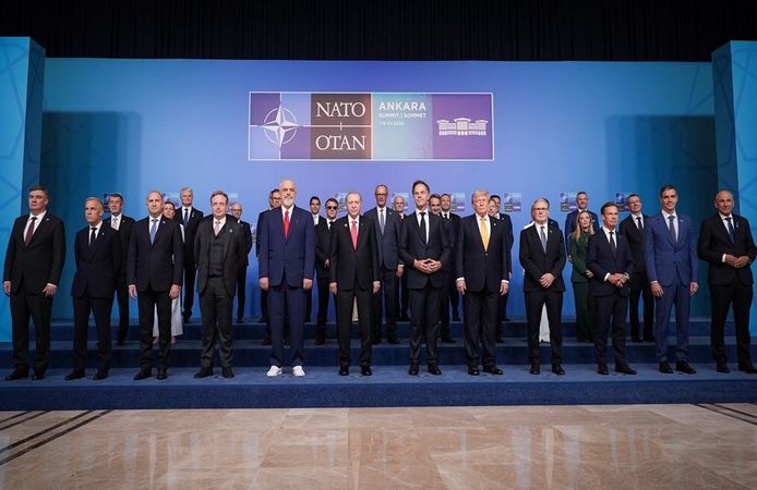 NATO Zirvesi'nde aile fotoğrafı çekildi