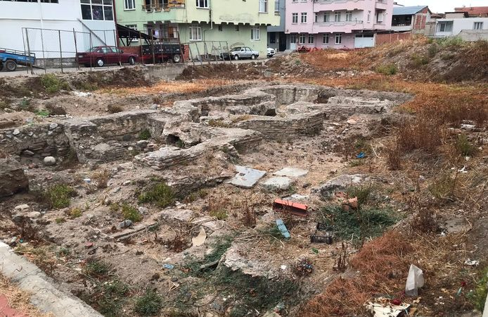 Roma dönemi hamam kalıntıları çöplüğe döndü!