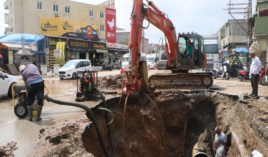 İçme suyu borusu patladı; yol çöktü, ev ve iş yerlerini su bastı