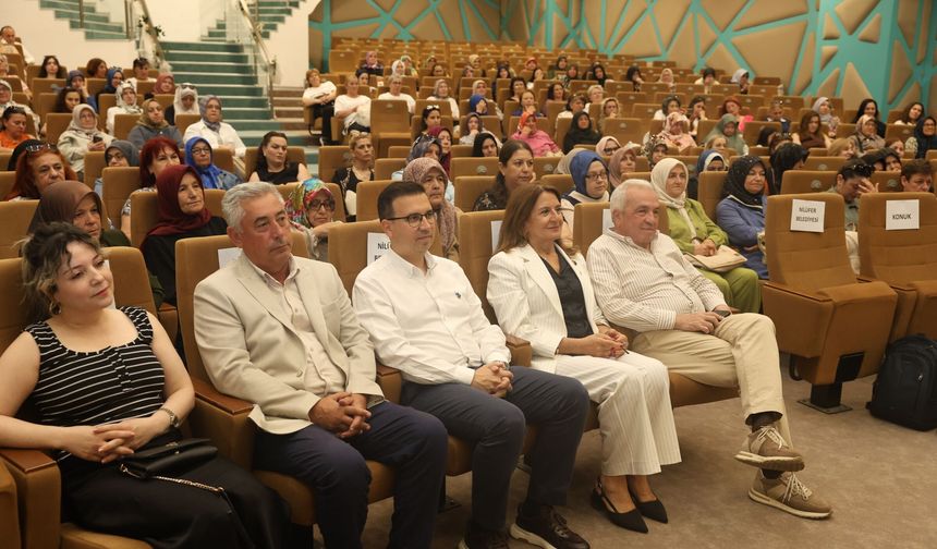 Nilüferli kadınlar yılın yazarını şiirleri ile andı