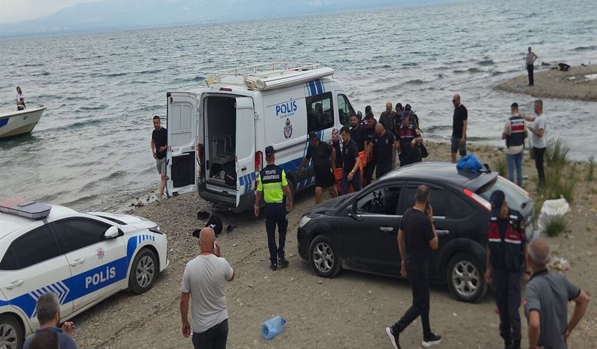 İznik Gölü'nde kaybolan 2 gencin cansız bedenine ulaşıldı