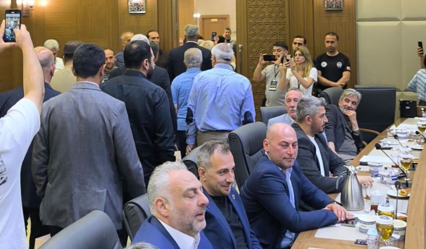 Büyükşehir'de gergin oturum: CHP'li üyeler salonu terk etti