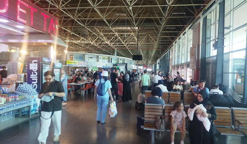Bursa Terminali'nde hafta sonu yoğunluğu! Yolcular peronlara akın etti
