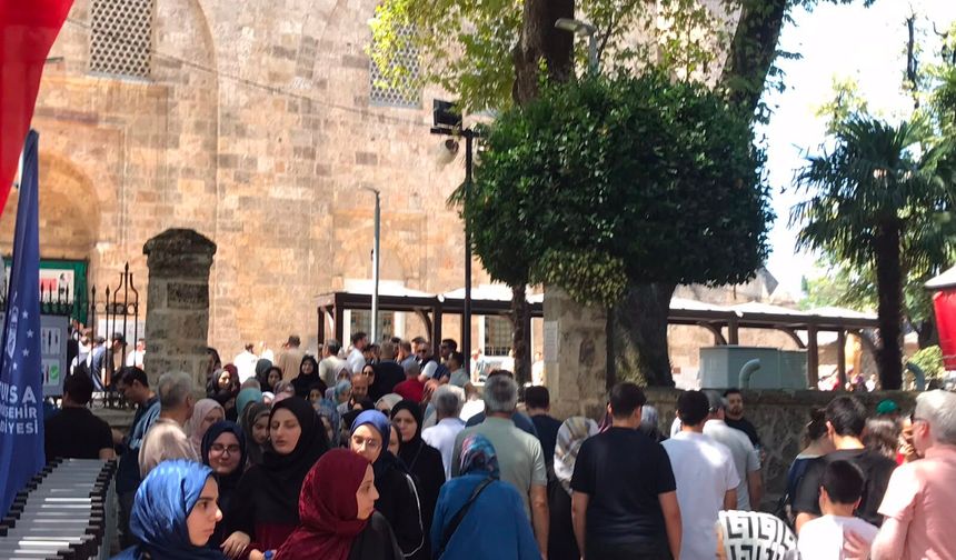 Bursa Ulu Cami çevresinde hafta sonu yoğunluğu
